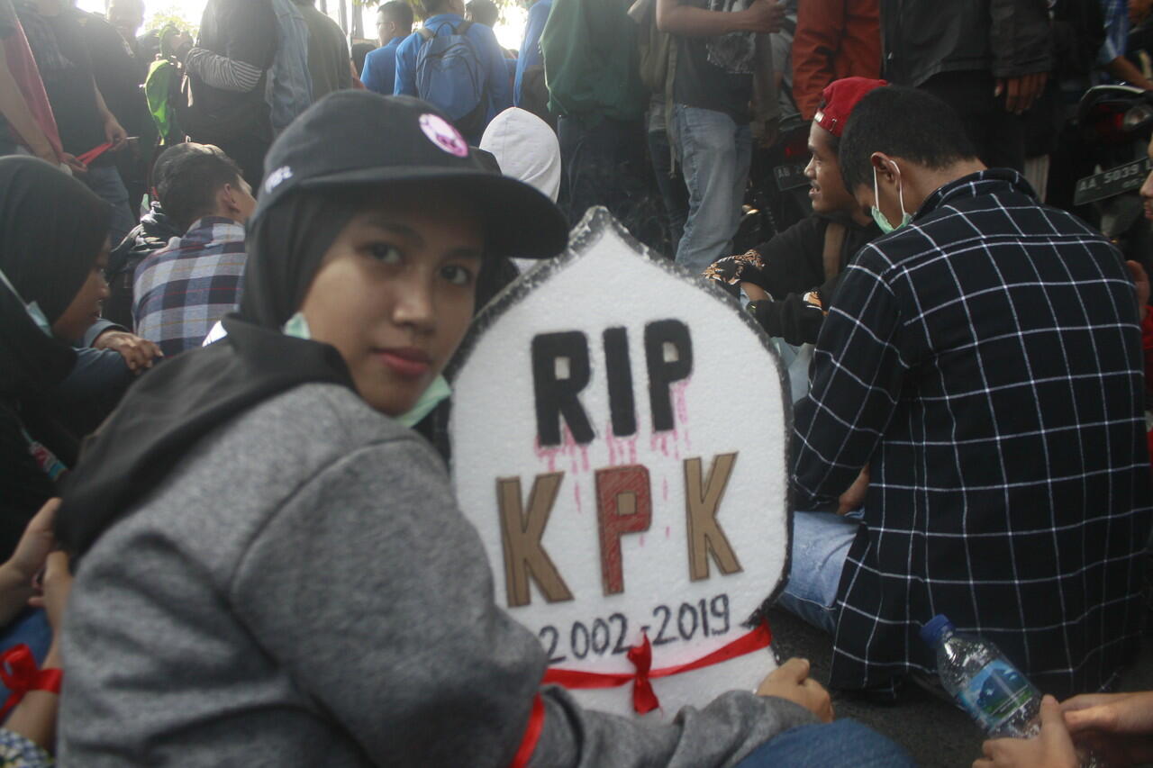 Aksi Kami Dalam GEJAYAN MEMANGGIL menolak RUU KPK