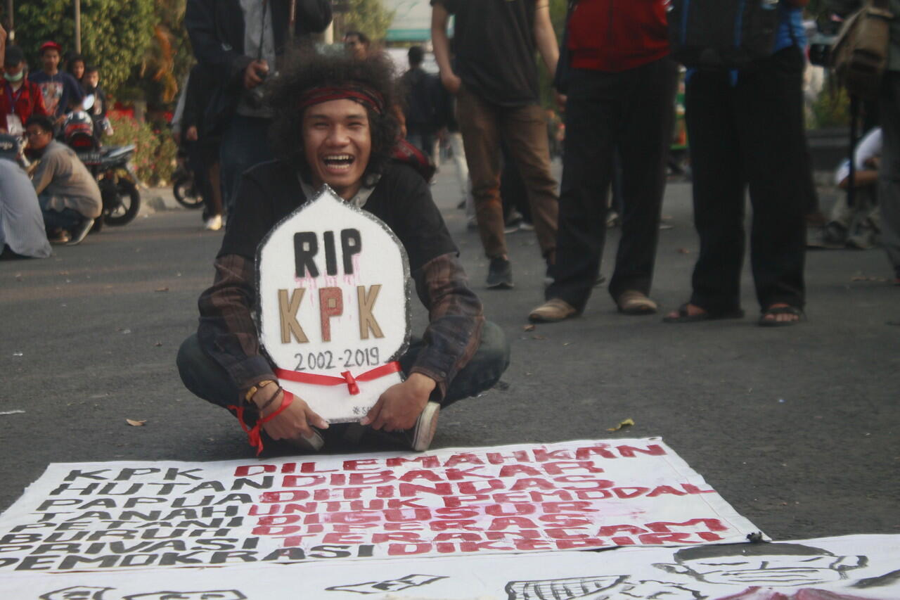 Aksi Kami Dalam GEJAYAN MEMANGGIL menolak RUU KPK