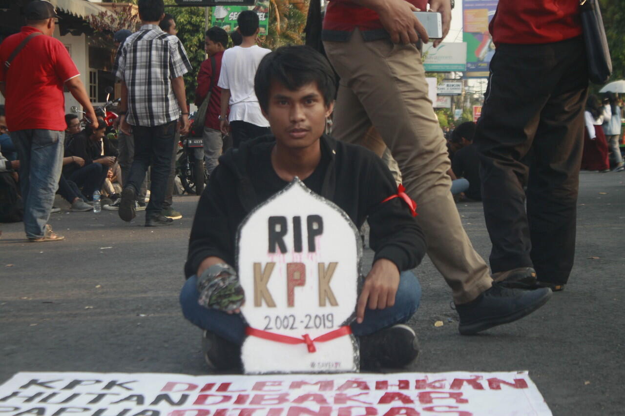 Aksi Kami Dalam GEJAYAN MEMANGGIL menolak RUU KPK