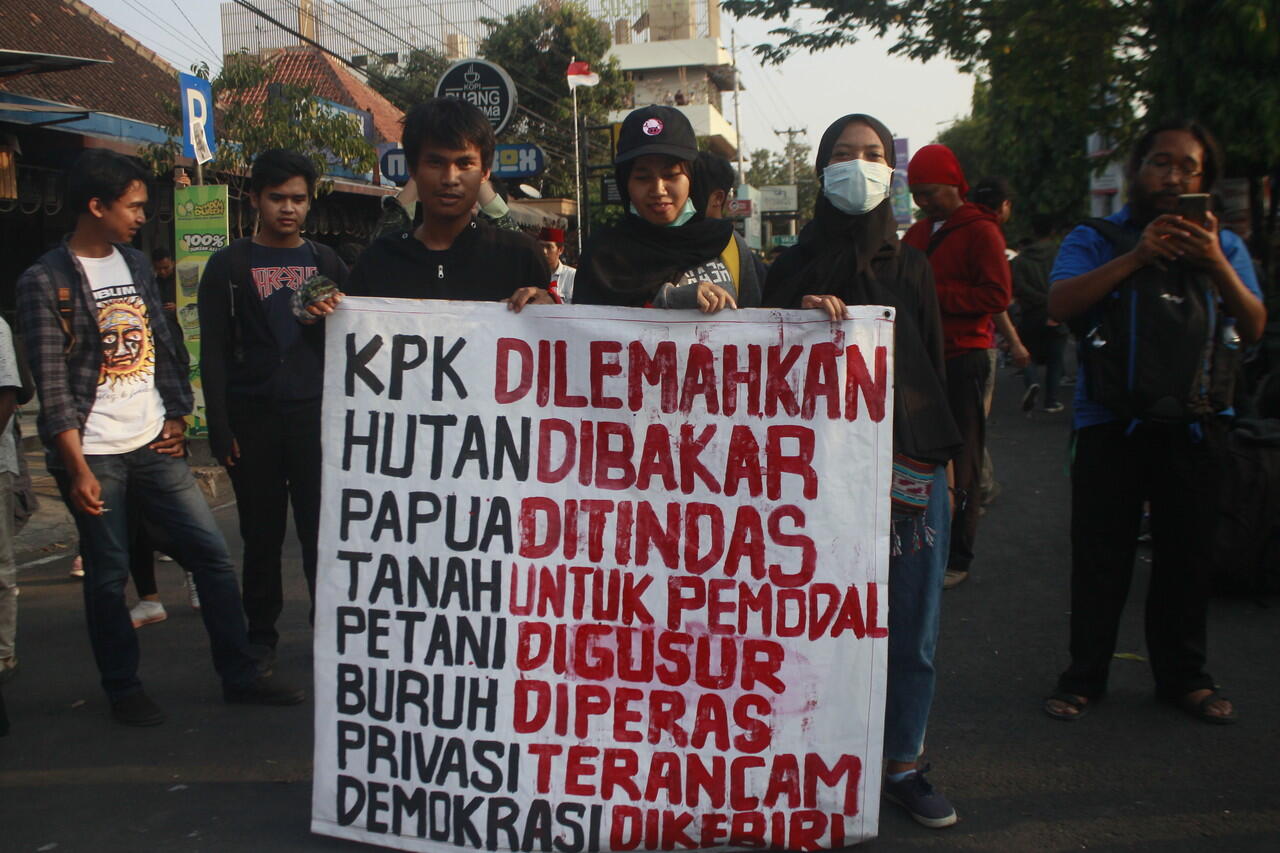 Aksi Kami Dalam GEJAYAN MEMANGGIL menolak RUU KPK