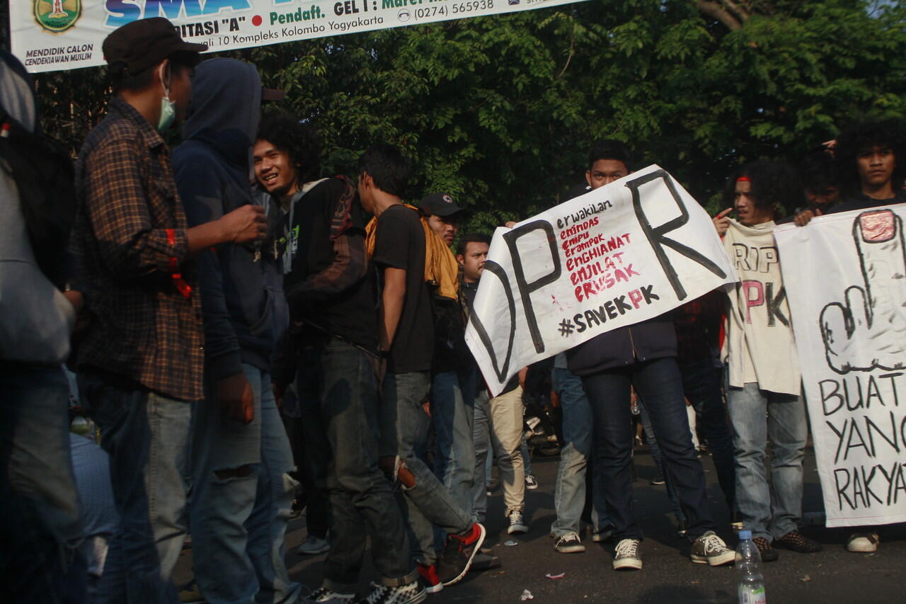 Aksi Kami Dalam GEJAYAN MEMANGGIL menolak RUU KPK