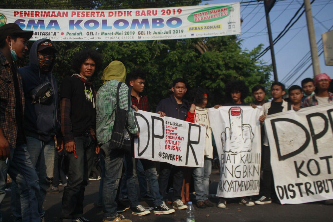 Aksi Kami Dalam GEJAYAN MEMANGGIL menolak RUU KPK