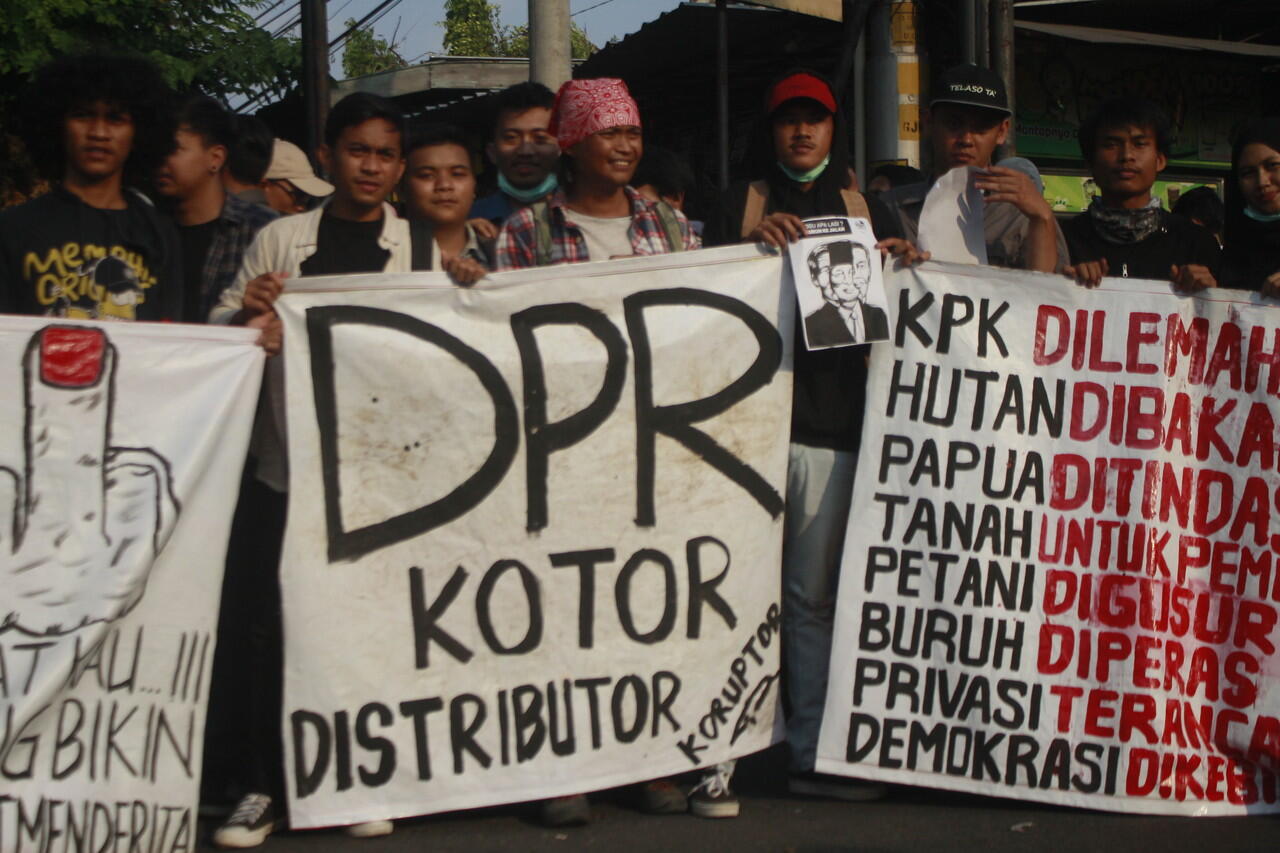 Aksi Kami Dalam GEJAYAN MEMANGGIL menolak RUU KPK