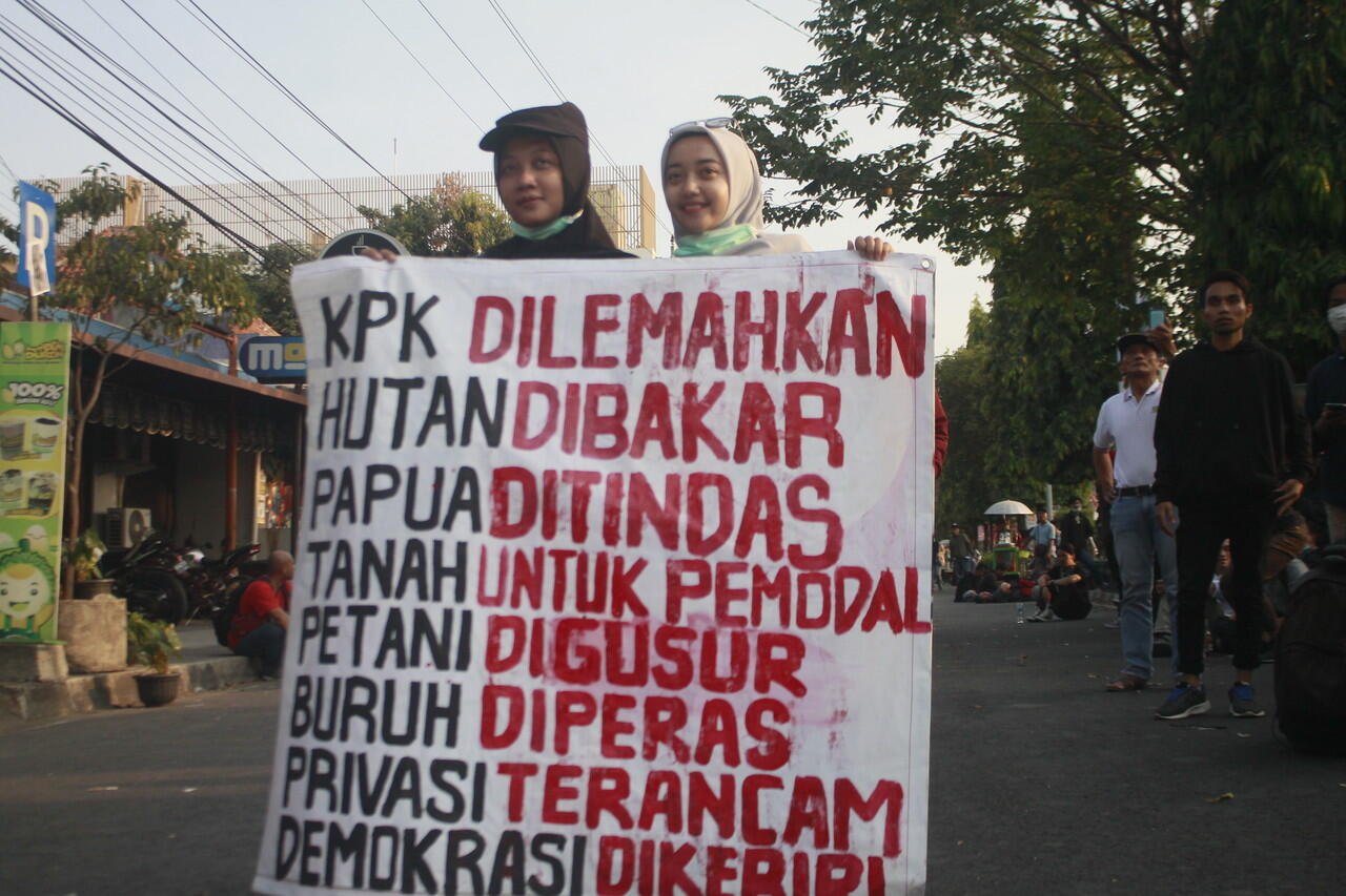 Ini Dia Aksi Para Sista Dalam Gejayan Memanggil 