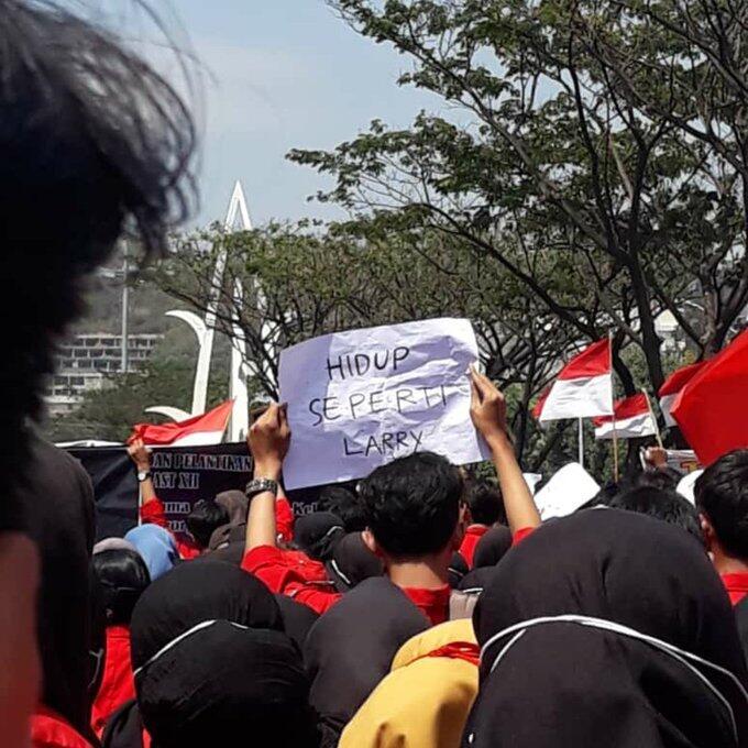 &#91;FOTO&#93; Spanduk Unjuk Rasa Tolak RUU KPK-KHUP Ini Bikin Sakit Perut