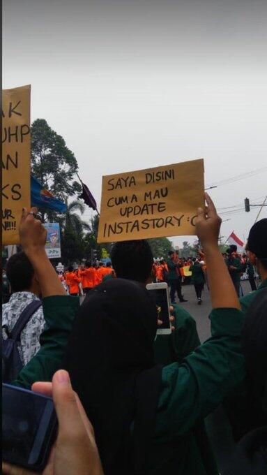 &#91;FOTO&#93; Spanduk Unjuk Rasa Tolak RUU KPK-KHUP Ini Bikin Sakit Perut