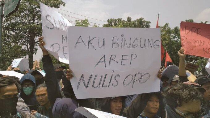 &#91;FOTO&#93; Spanduk Unjuk Rasa Tolak RUU KPK-KHUP Ini Bikin Sakit Perut