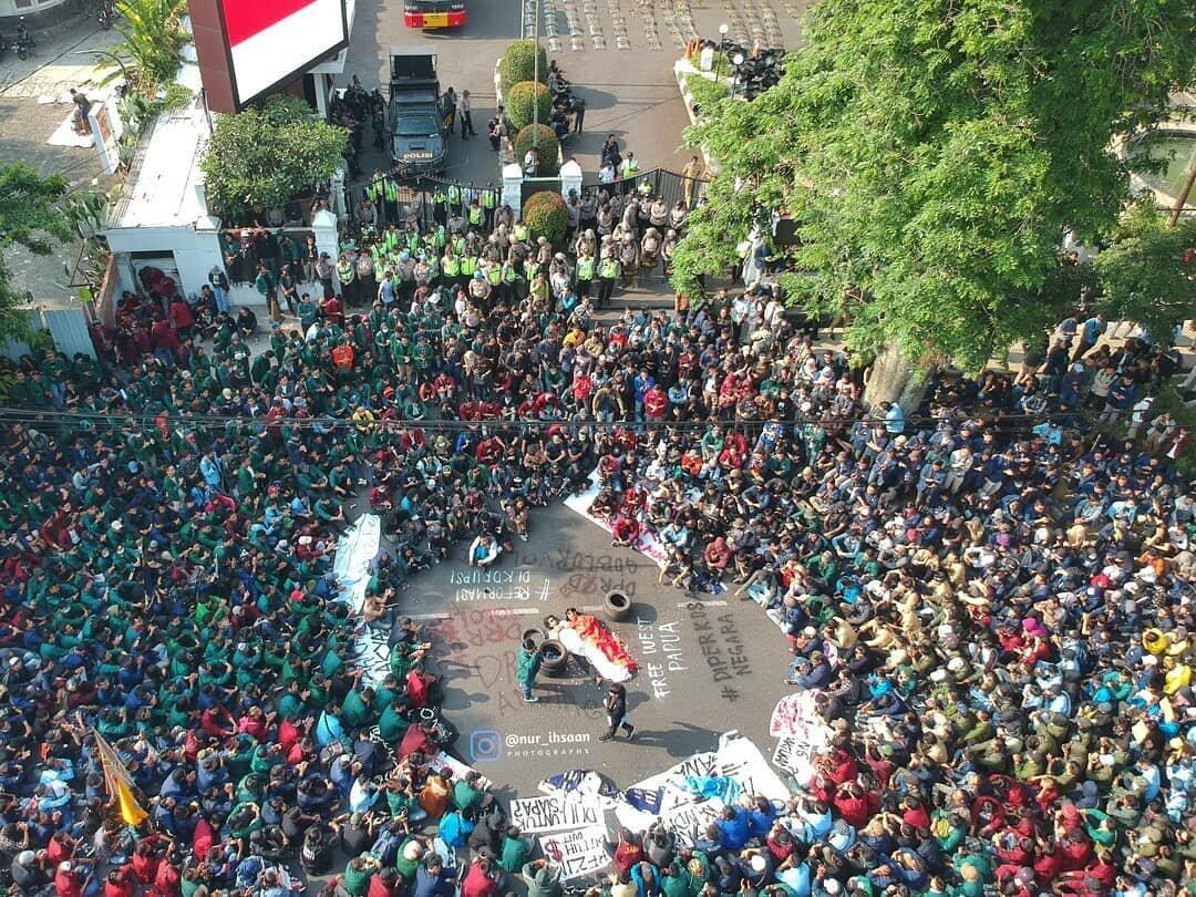 &#91;FOTO&#93; Spanduk Unjuk Rasa Tolak RUU KPK-KHUP Ini Bikin Sakit Perut