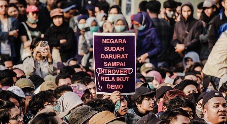 &#91;FOTO&#93; Spanduk Unjuk Rasa Tolak RUU KPK-KHUP Ini Bikin Sakit Perut