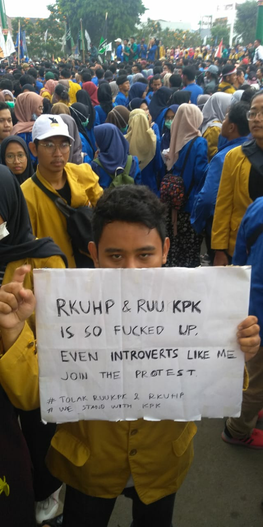 &#91;FOTO&#93; Spanduk Unjuk Rasa Tolak RUU KPK-KHUP Ini Bikin Sakit Perut