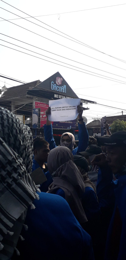&#91;FOTO&#93; Spanduk Unjuk Rasa Tolak RUU KPK-KHUP Ini Bikin Sakit Perut