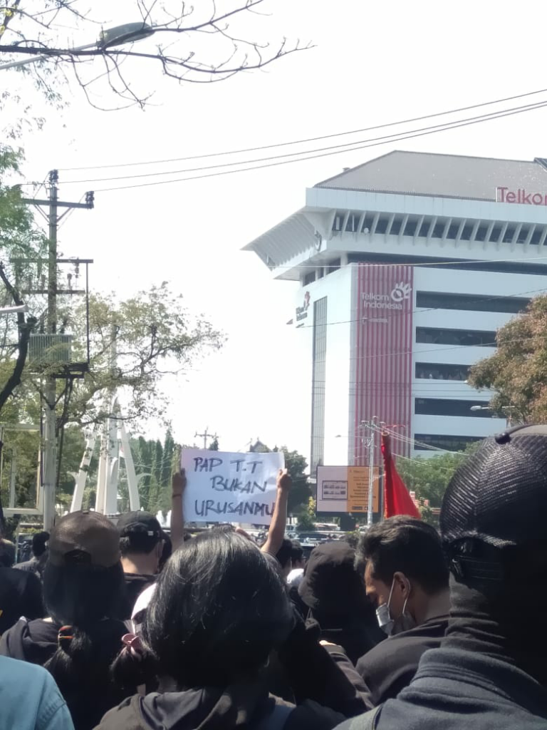 &#91;FOTO&#93; Spanduk Unjuk Rasa Tolak RUU KPK-KHUP Ini Bikin Sakit Perut