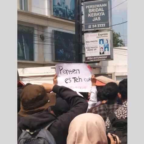 &#91;FOTO&#93; Spanduk Unjuk Rasa Tolak RUU KPK-KHUP Ini Bikin Sakit Perut