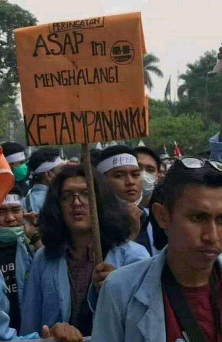 &#91;FOTO&#93; Spanduk Unjuk Rasa Tolak RUU KPK-KHUP Ini Bikin Sakit Perut