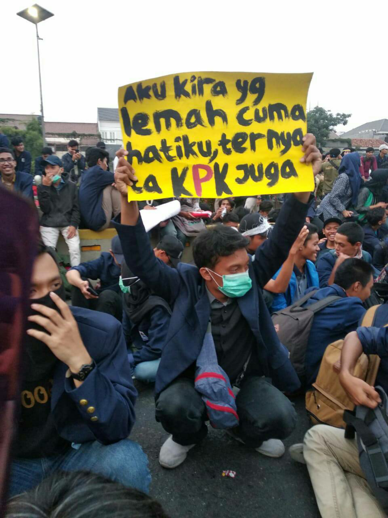 &#91;FOTO&#93; Spanduk Unjuk Rasa Tolak RUU KPK-KHUP Ini Bikin Sakit Perut