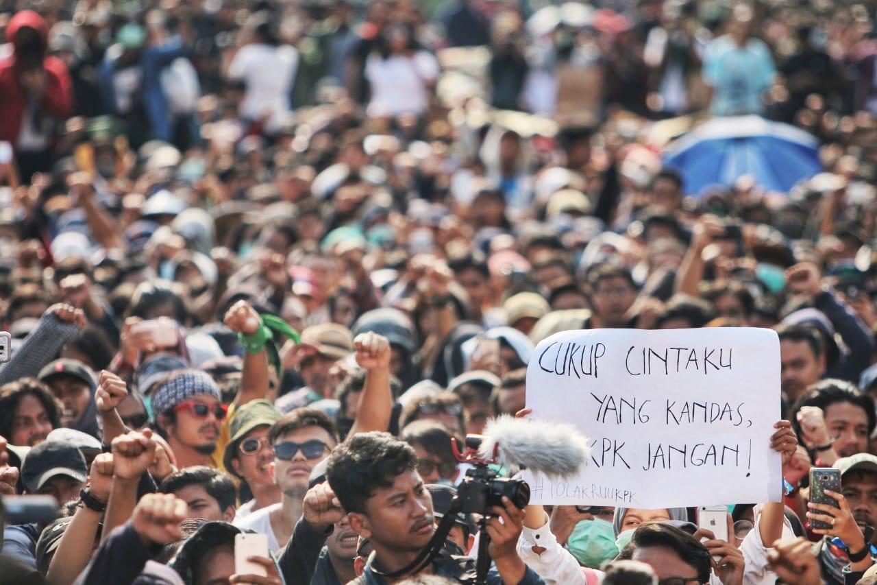 &#91;FOTO&#93; Spanduk Unjuk Rasa Tolak RUU KPK-KHUP Ini Bikin Sakit Perut