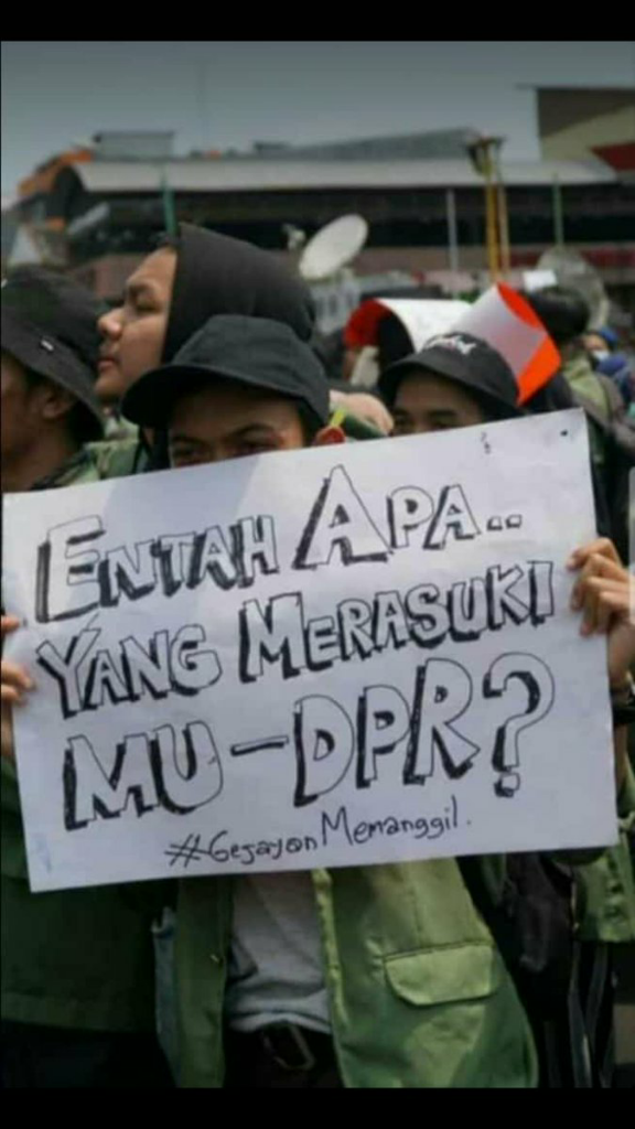 &#91;FOTO&#93; Spanduk Unjuk Rasa Tolak RUU KPK-KHUP Ini Bikin Sakit Perut
