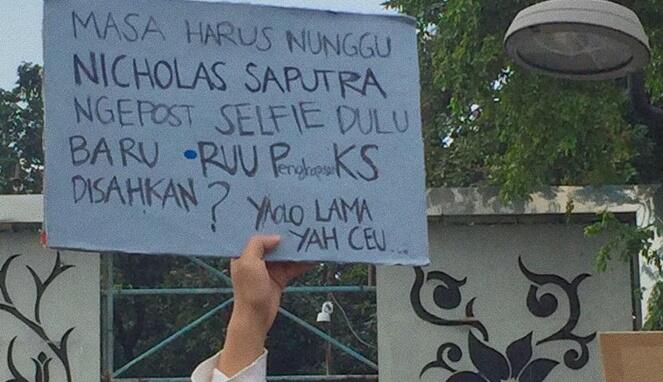 &#91;FOTO&#93; Spanduk Unjuk Rasa Tolak RUU KPK-KHUP Ini Bikin Sakit Perut