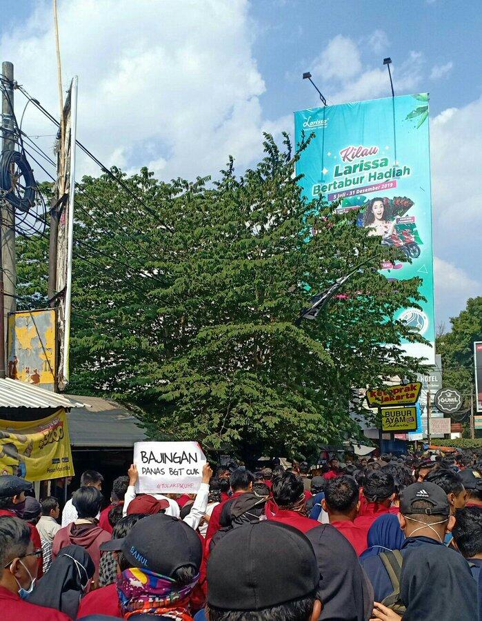 &#91;FOTO&#93; Spanduk Unjuk Rasa Tolak RUU KPK-KHUP Ini Bikin Sakit Perut