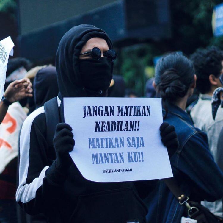 &#91;FOTO&#93; Spanduk Unjuk Rasa Tolak RUU KPK-KHUP Ini Bikin Sakit Perut