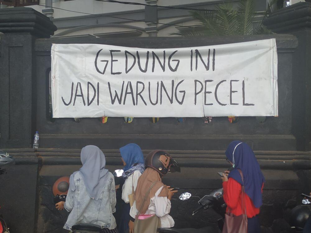 &#91;FOTO&#93; Spanduk Unjuk Rasa Tolak RUU KPK-KHUP Ini Bikin Sakit Perut