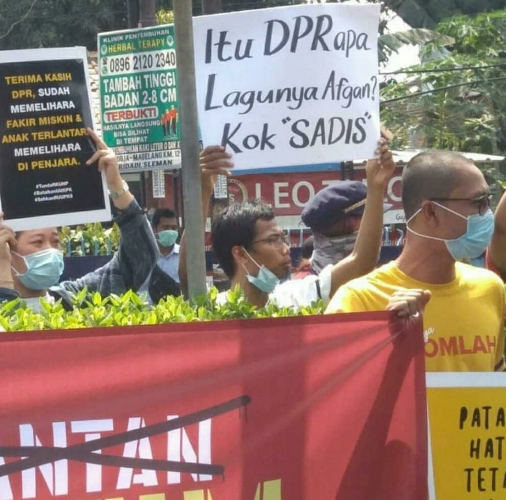 &#91;FOTO&#93; Spanduk Unjuk Rasa Tolak RUU KPK-KHUP Ini Bikin Sakit Perut