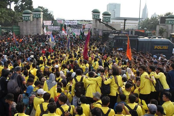 Mahasiswa Unjuk Gigi !! Apakah Kartu Merah Untuk Jokowi ?