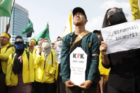 Mahasiswa Unjuk Gigi !! Apakah Kartu Merah Untuk Jokowi ?