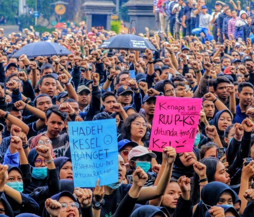 5 Poster Spanduk Lucu Saat Mahasiswa Demonstrasi Di Kota Malang