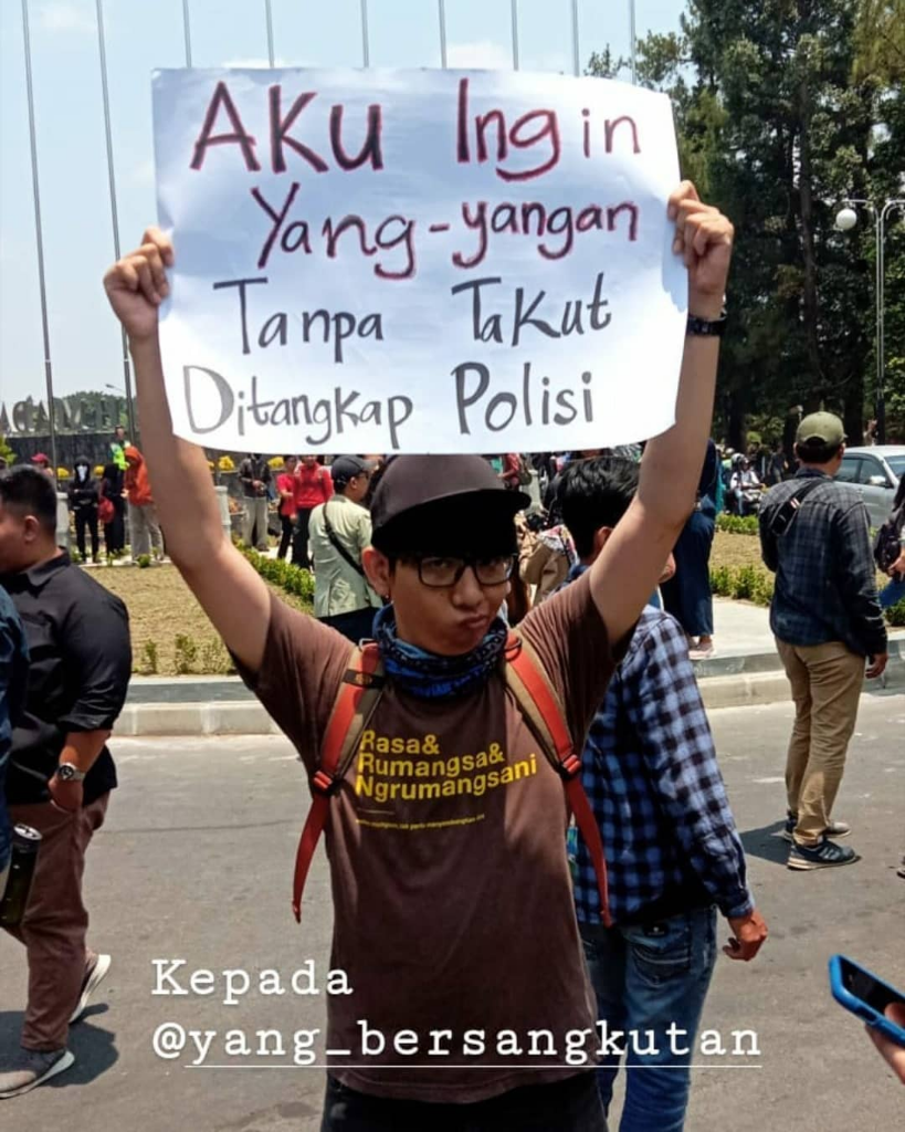 &#91;FOTO&#93; 5 Poster-Spanduk Lucu saat Mahasiswa Demonstrasi di Kota Malang

