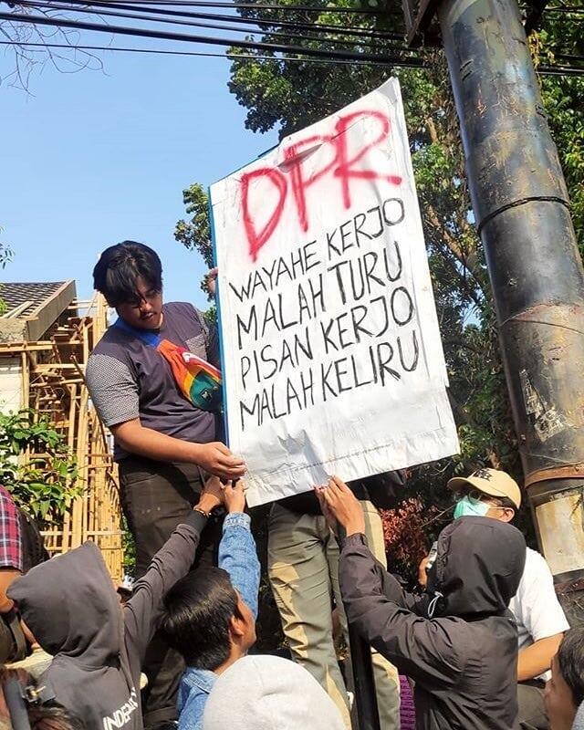 &#91;FOTO&#93; 5 Poster-Spanduk Lucu saat Mahasiswa Demonstrasi di Kota Malang

