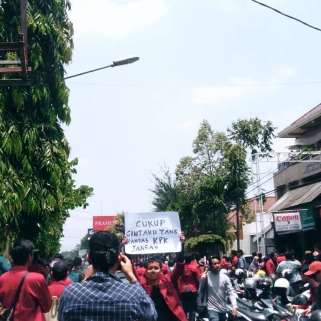 &#91;FOTO&#93; 5 Poster-Spanduk Lucu saat Mahasiswa Demonstrasi di Kota Malang

