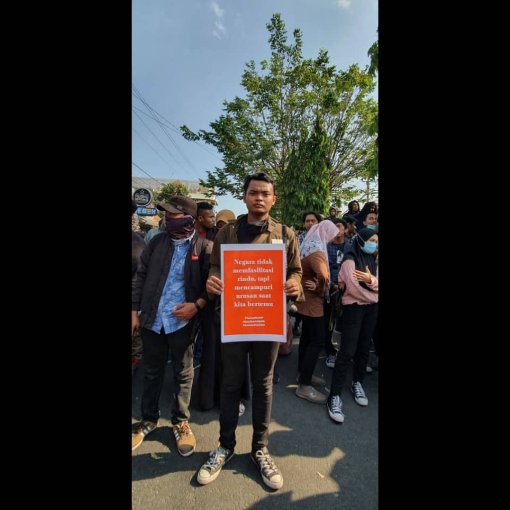 [FOTO] 5 Poster-Spanduk Lucu saat Mahasiswa Demonstrasi di Kota Malang 