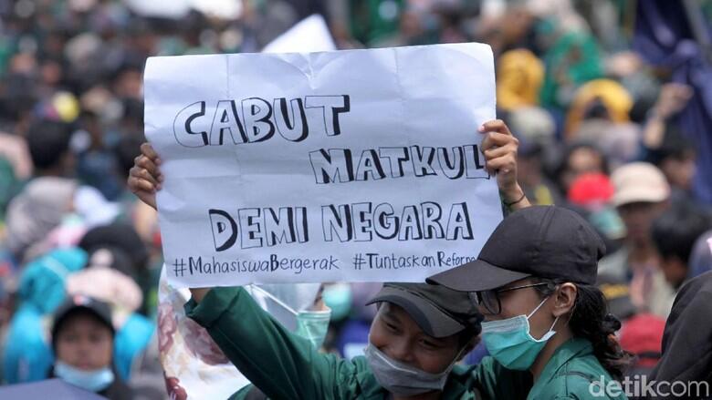 [FOTO] 5 Poster-Spanduk Lucu saat Mahasiswa Demonstrasi di Kota Malang 