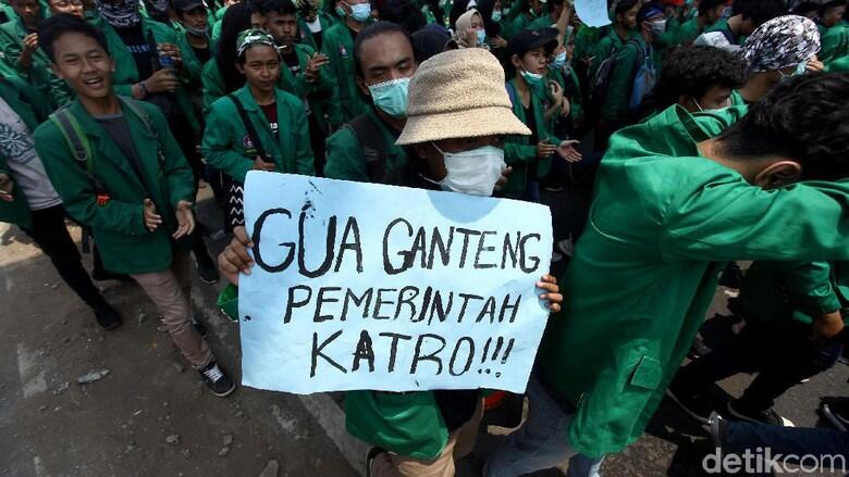 [FOTO] 5 Poster-Spanduk Lucu saat Mahasiswa Demonstrasi di Kota Malang 