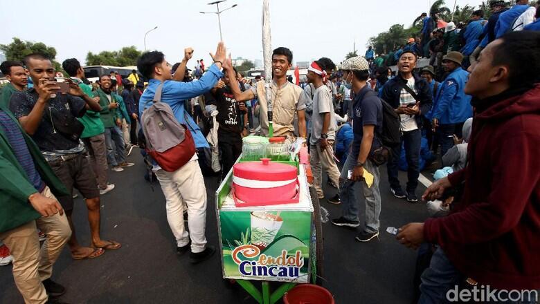 Diblokir Mahasiswa, Malah Tukang Cendol yang Masuk Tol