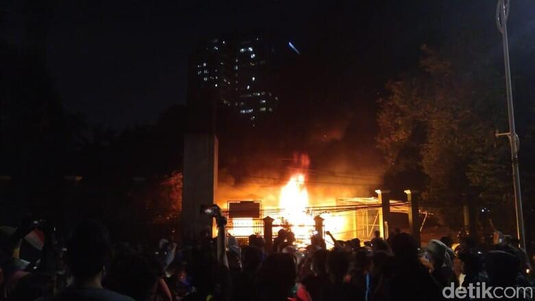 Demo Mahasiswa Makin Rusuh! Pos Polisi Palmerah Timur Terbakar