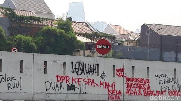 Coretan Nakal di Tembok DPR: 'JOKOWI BOHONG' sampai 'Kembali Orba'