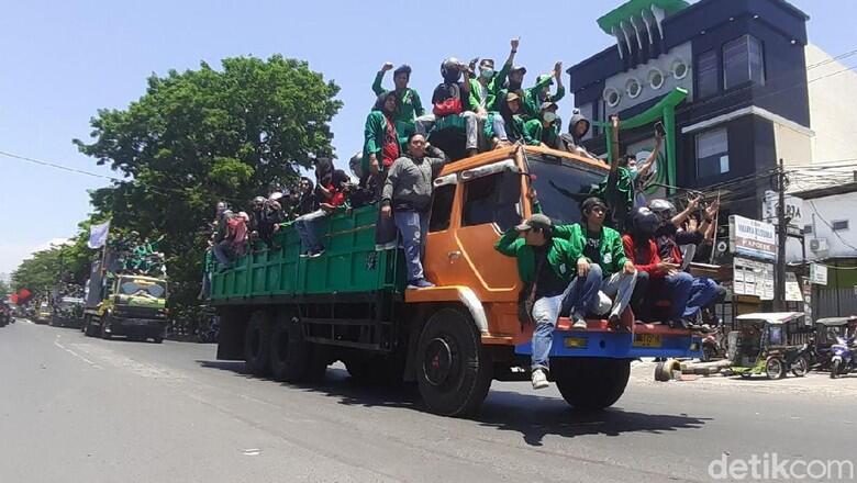 Konvoi Naik Truk, Mahasiswa UIN Alauddin Makassar Merapat ke DPRD Sulsel