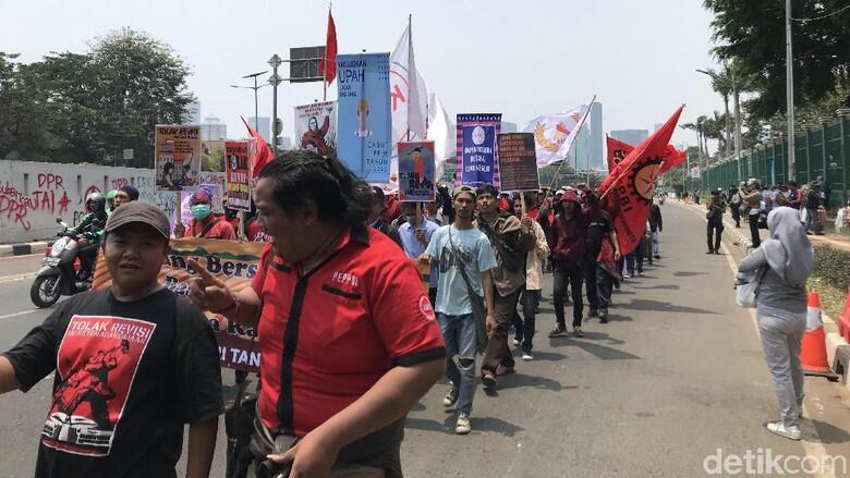 Massa Buruh juga Merapat ke DPR, Tolak RUU Ketenagakerjaan-UU KPK Baru