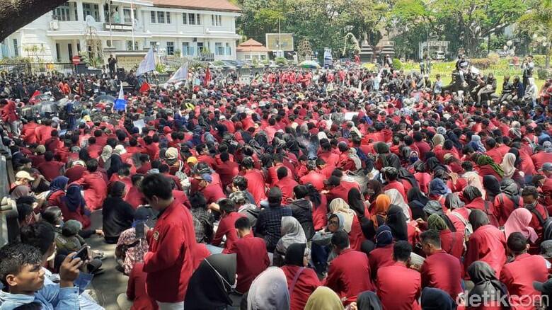 Gabungan Mahasiswa Demo di DPRD Kota Malang, Apa Saja Tuntutannya?