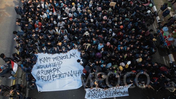 Demo Mahasiswa Tuntut Pembatalan RUU KUHP dan UU KPK, Bukan Lengserkan Jokowi!