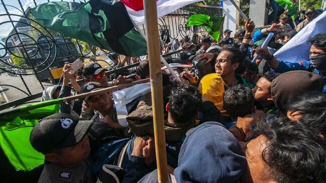 FOTO: Bentrokan saat Demo Mahasiswa di Seluruh Indonesia