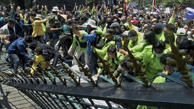 FOTO: Bentrokan saat Demo Mahasiswa di Seluruh Indonesia