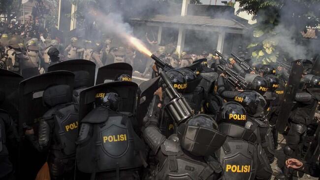 FOTO: Bentrokan saat Demo Mahasiswa di Seluruh Indonesia