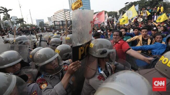 FOTO: Bentrokan saat Demo Mahasiswa di Seluruh Indonesia