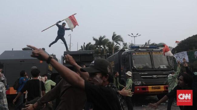 FOTO: Bentrokan saat Demo Mahasiswa di Seluruh Indonesia