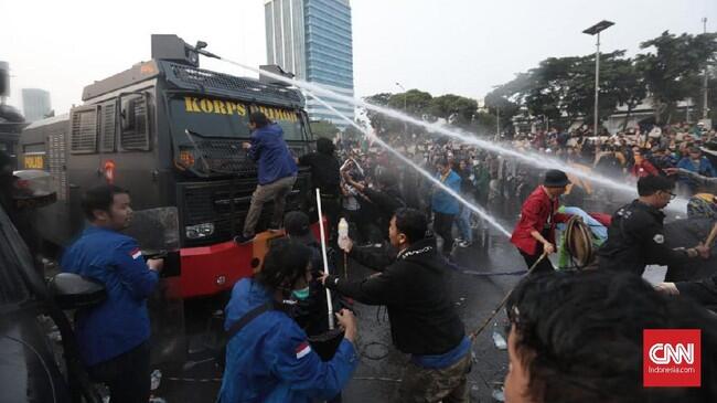 FOTO: Bentrokan saat Demo Mahasiswa di Seluruh Indonesia