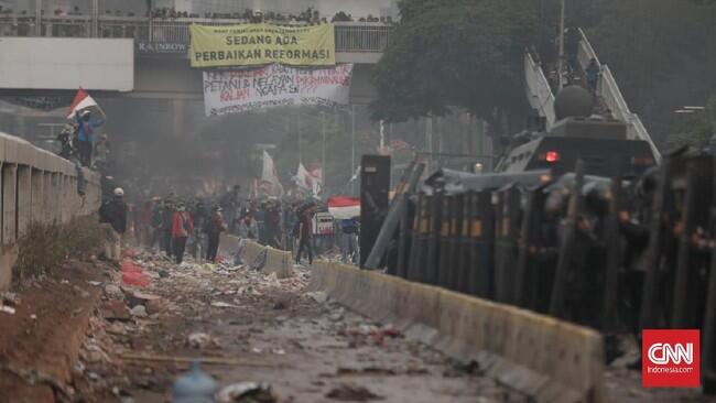 FOTO: Bentrokan saat Demo Mahasiswa di Seluruh Indonesia