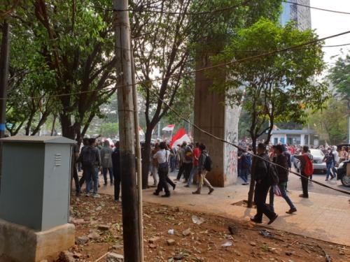 Bubarkan Demo di DPR, Polisi dan Pelajar Bentrok di Jalan Asia Afrika